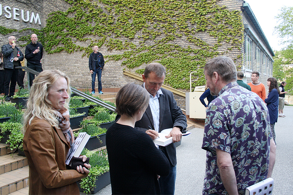 Dave Goulson signerer “Humlen ved det hele” på Naturhistorisk Museum i Aarhus